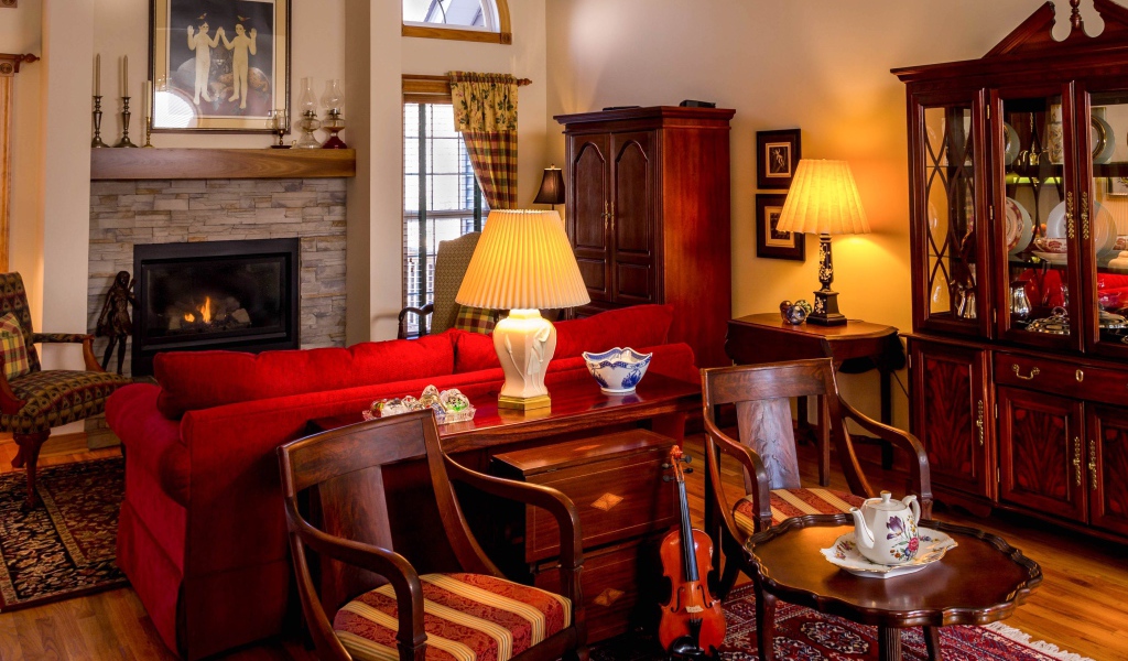 Старая мебель в комнате с камином