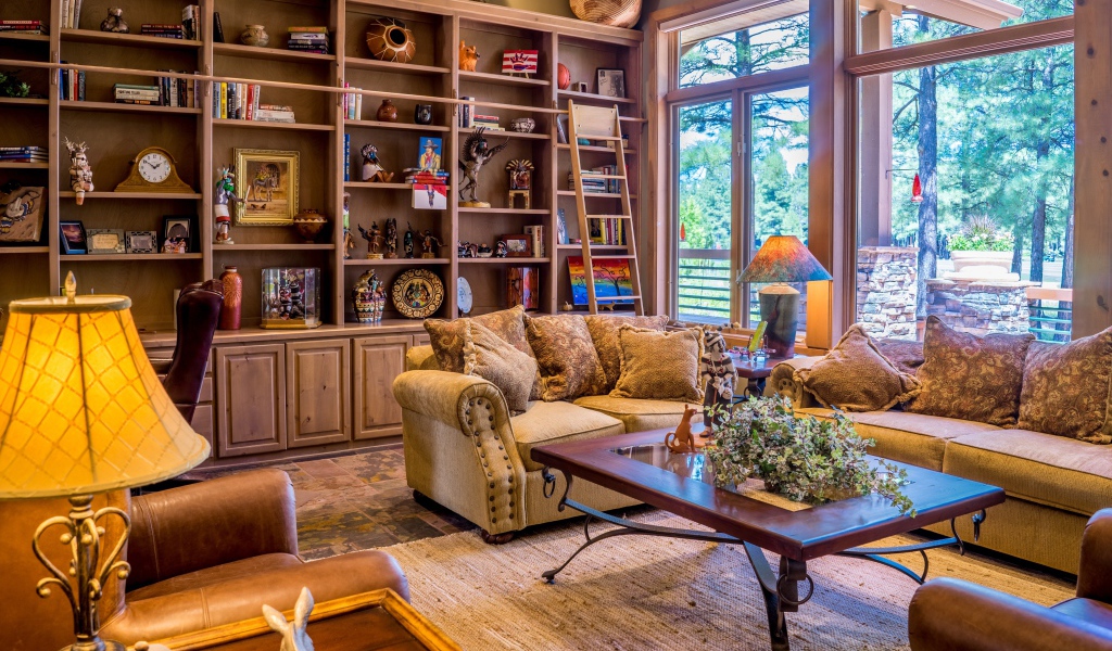 Старый дом с антиквариатом на шкафу