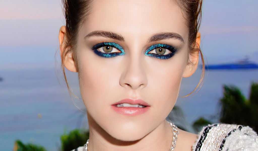 Популярная актриса Кристен Стюарт с накрашенными глазами