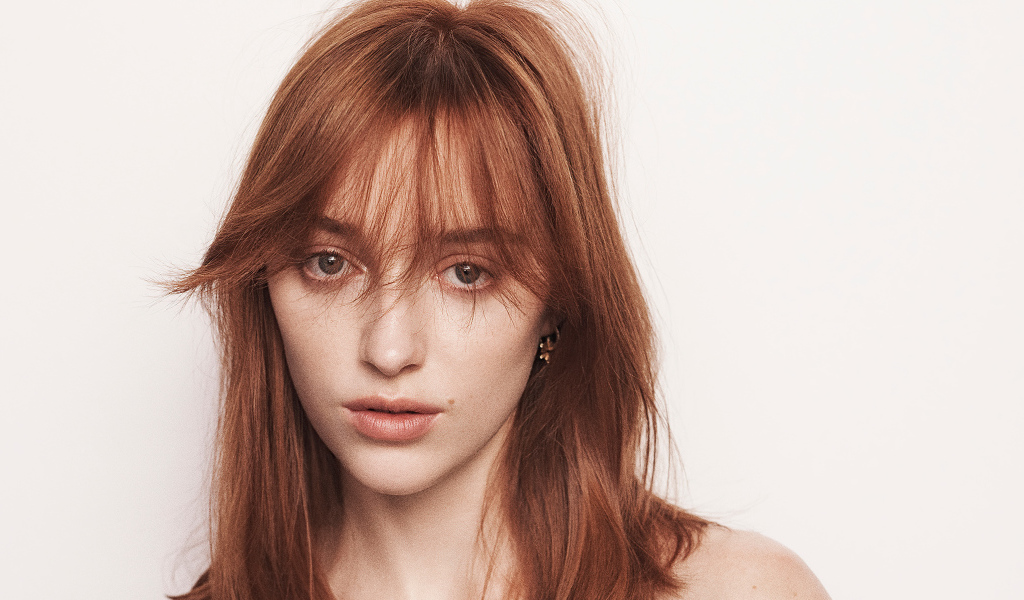 Рыжеволосая актриса Фиби Дайневор на белом фоне