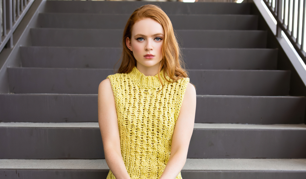 Рыжеволосая девушка актриса Сэди Синк на ступенях