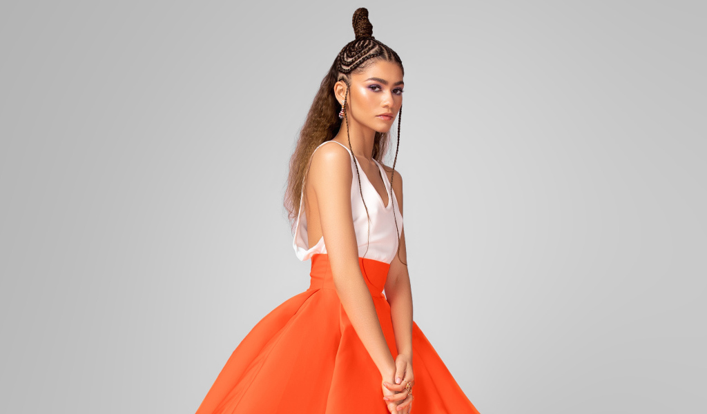 Грустная девушка актриса Зендая на сером фоне