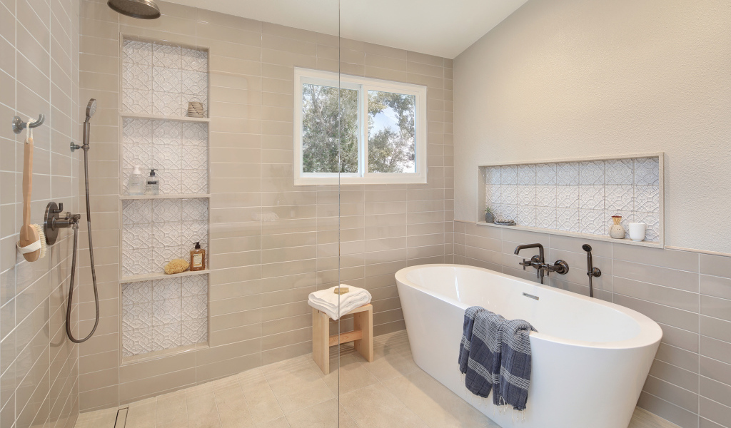 Душевая комната с белой ванной и серыми стенами