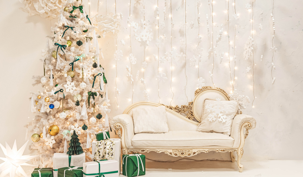 Диван и наряженная ель на Рождество 