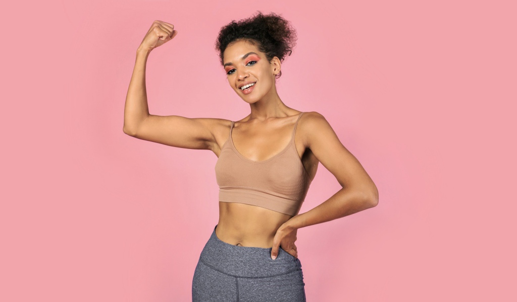 Спортивная девушка на розовом фоне