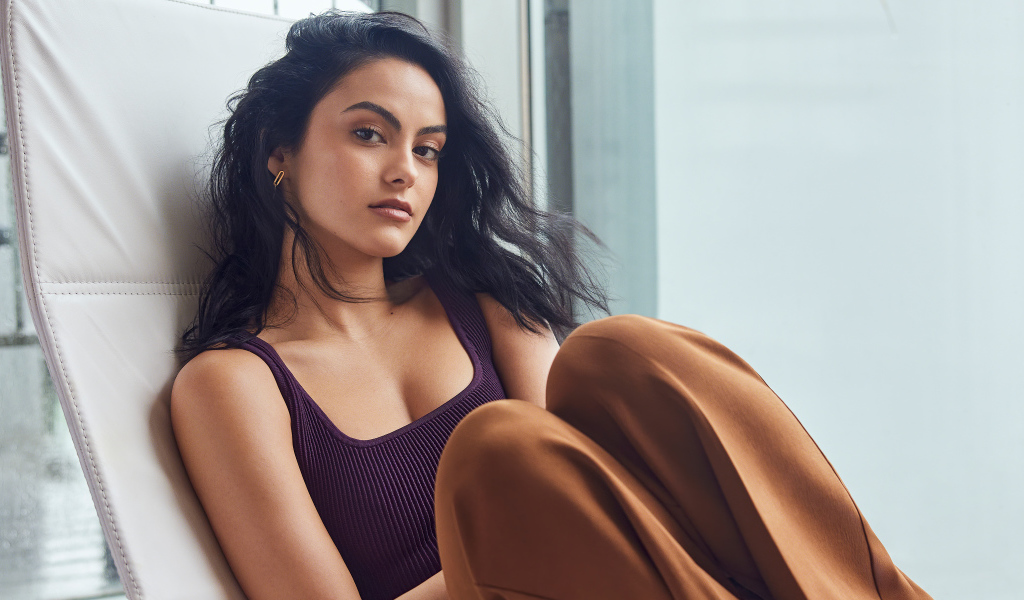 Стильная брюнетка Камила Мендес сидит на кресле