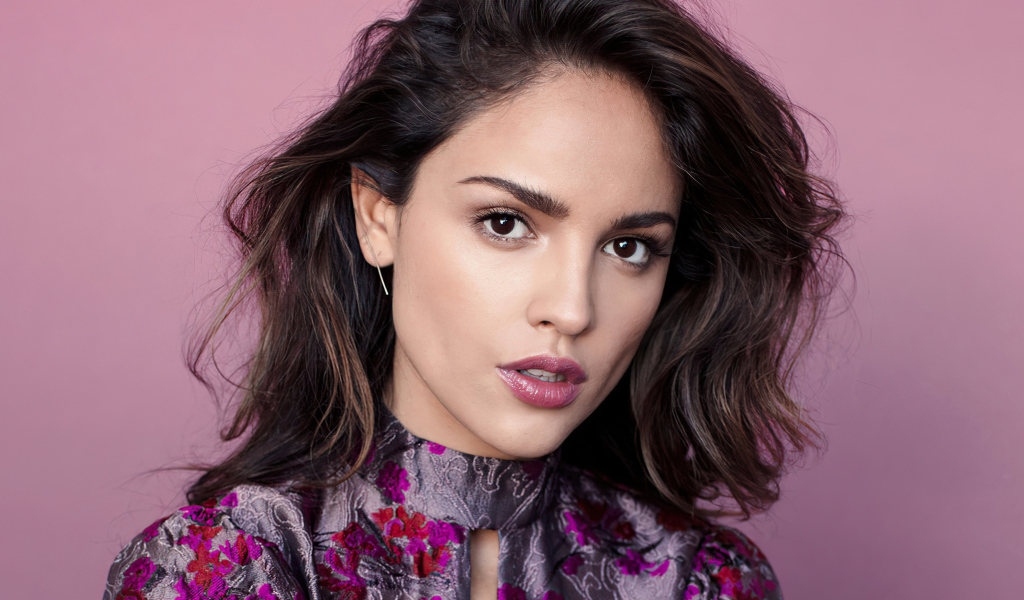 Стильная брюнетка Эйса Гонсалес на розовом фоне