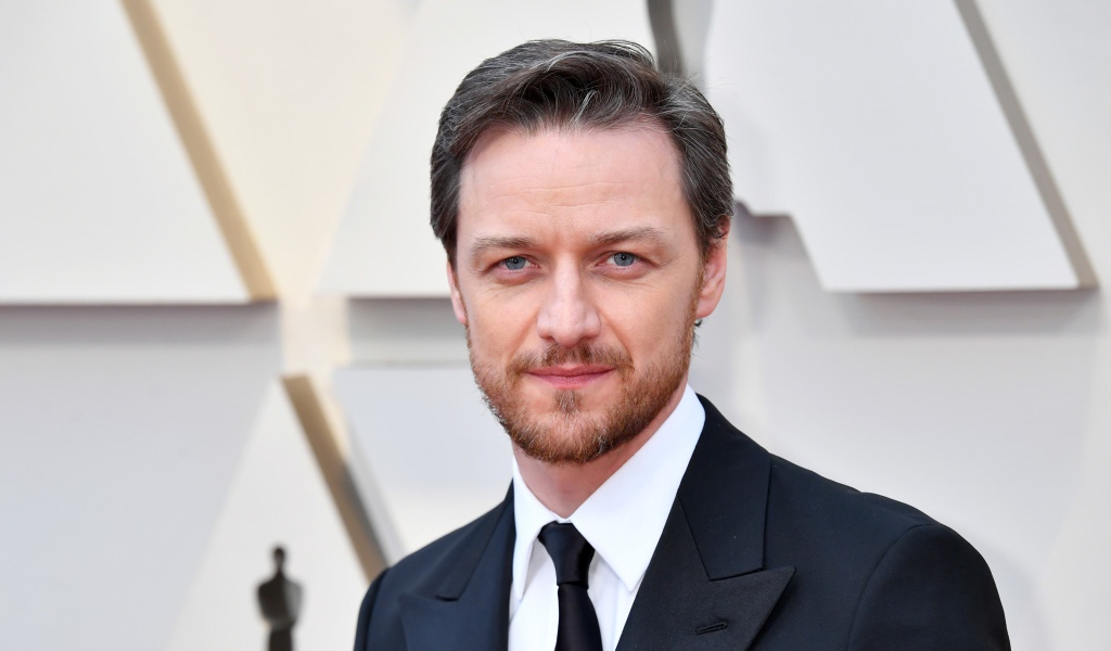 Стильный мужчина, актер Джеймс МакЭвой в костюме