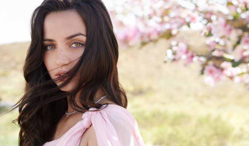 Нежная девушка, актриса Ана де Армас в розовом платье