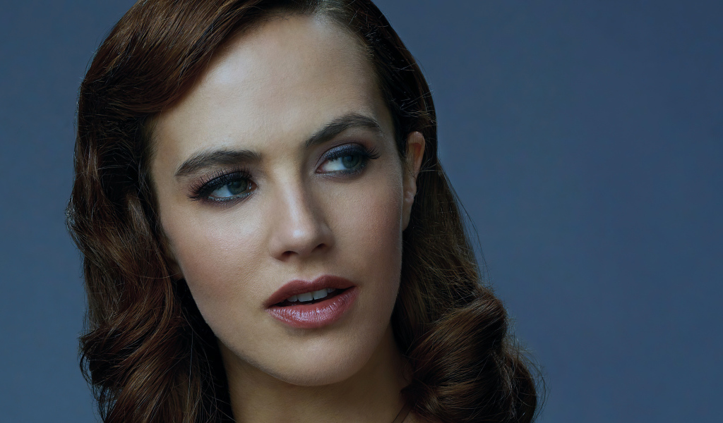 Лицо британской актрисы Джессики Браун-Финдли на сером фоне