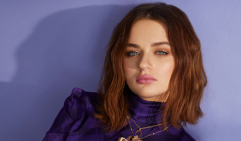 Лицо актрисы Джоуи Кинг на фиолетовом фоне