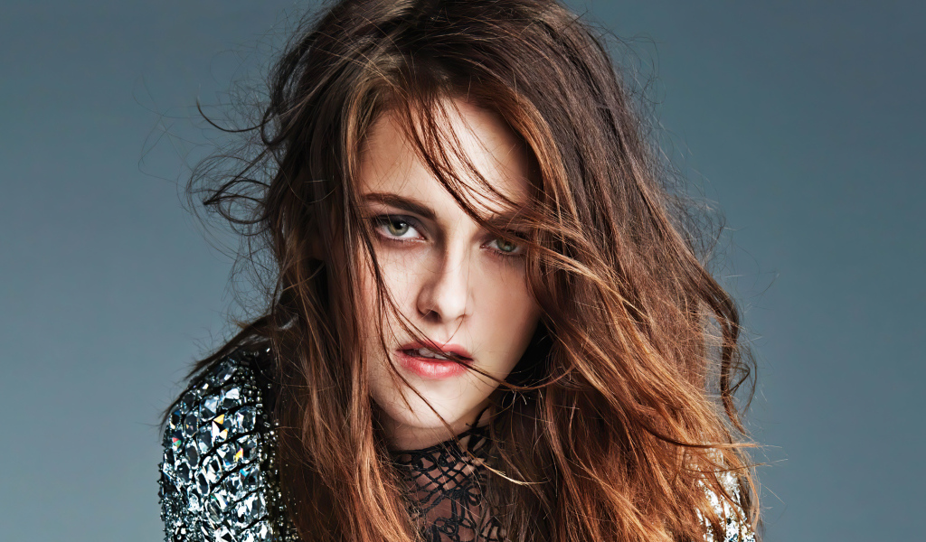 Лицо  актрисы Кристен Стюарт на сером фоне