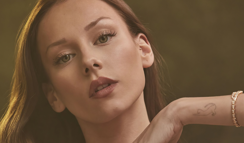 Лицо испанской актрисы Эстер Экспосито