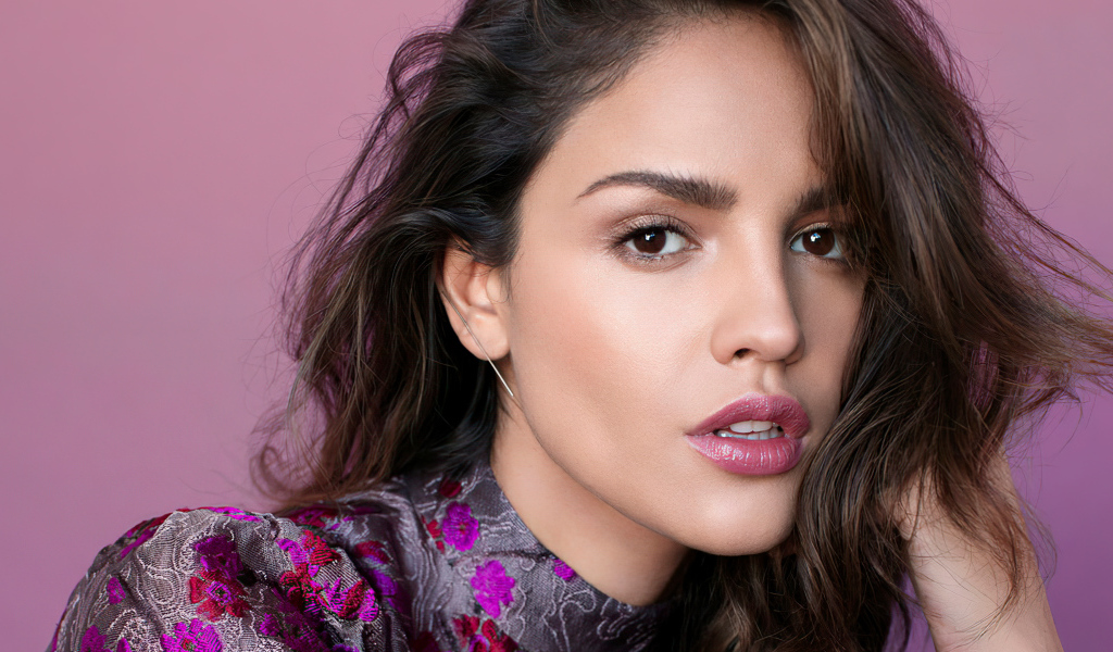 Лицо красивой актрисы Эйса Гонсалес на розовом фоне