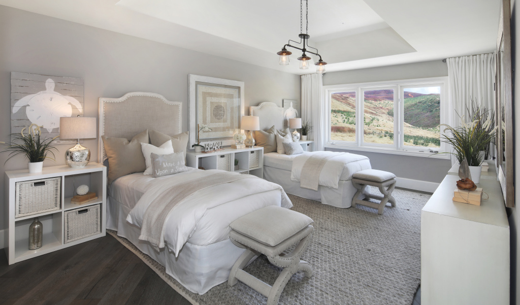 Две кровати в спальне с большим окном