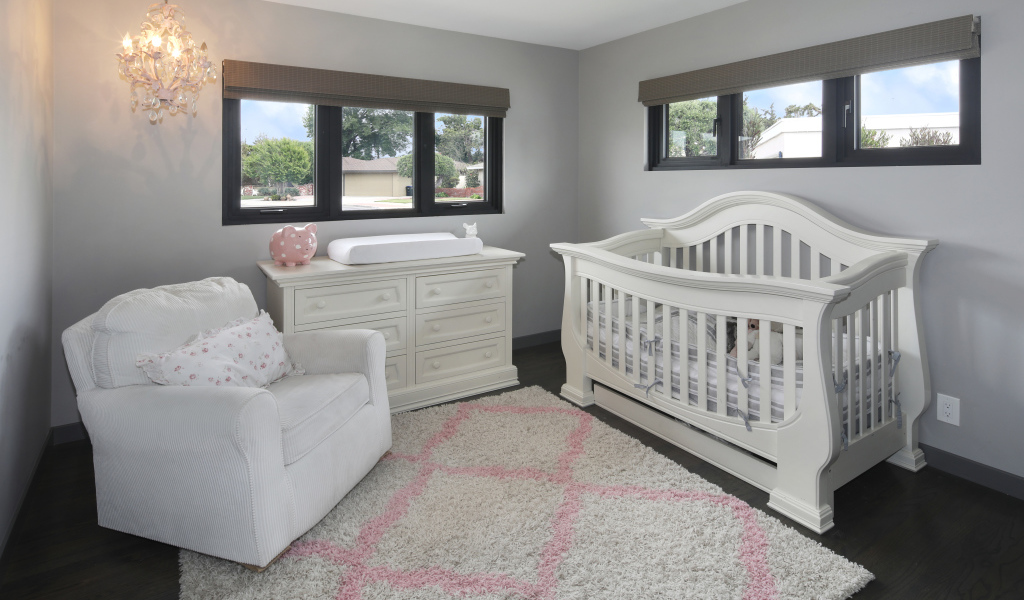 Белая мебель в детской комнате 