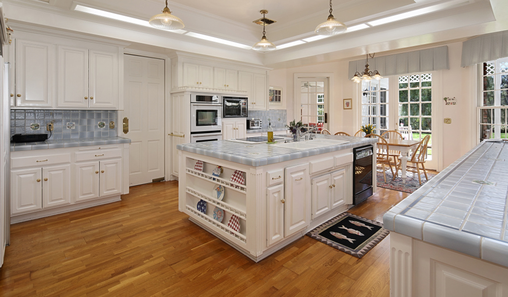 Белые стены и мебель на просторной современной кухне 