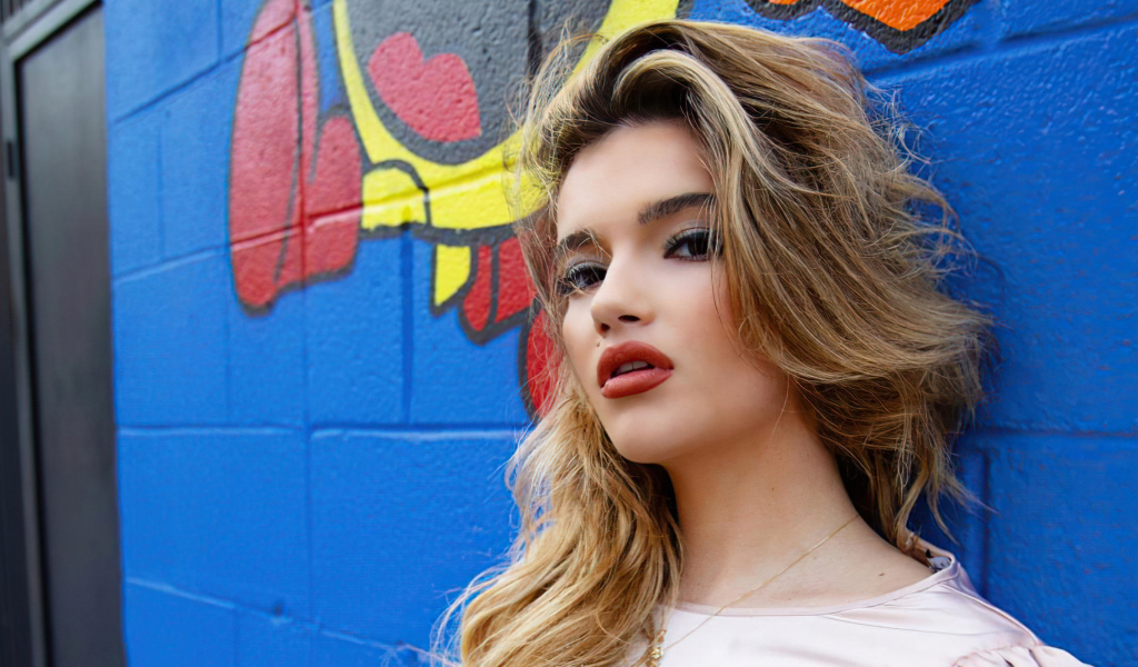 Молодая американская актриса Алексис Джейд Барнетт у стены