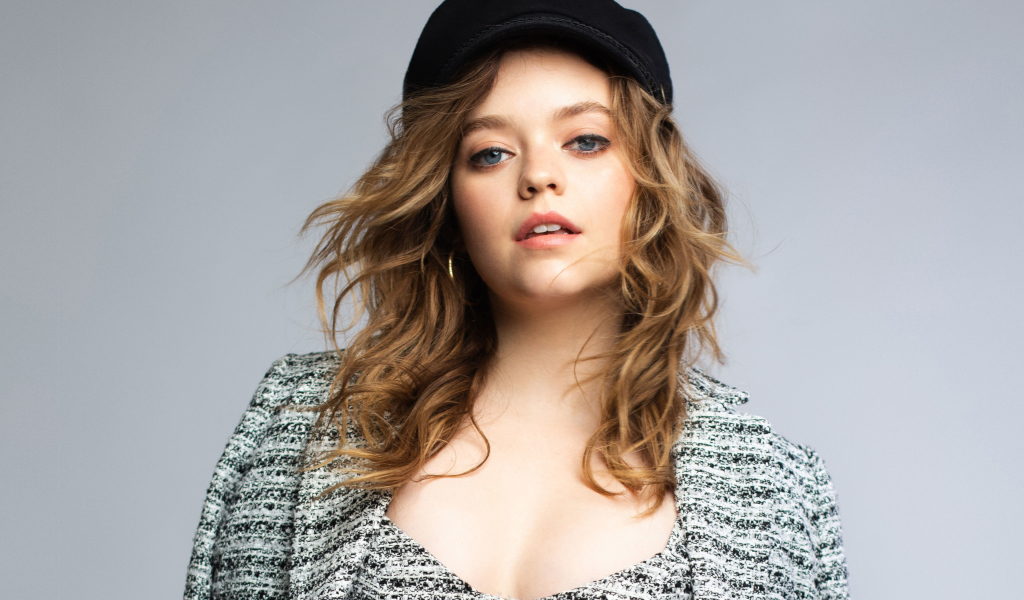 Молодая американская актриса Джэйд Петтиджон в черной кепке