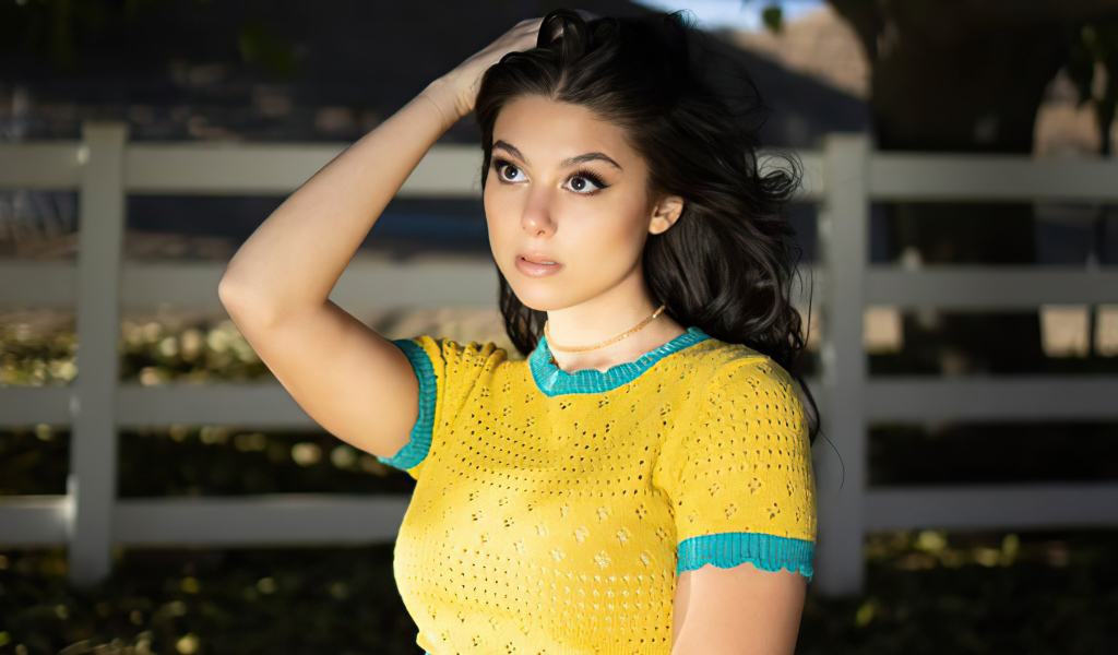 Молодая американская актриса Кира Косарин с рукой в волосах