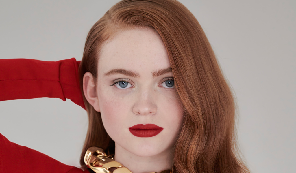 Молодая американская актриса Сэди Синк с рыжими волосами