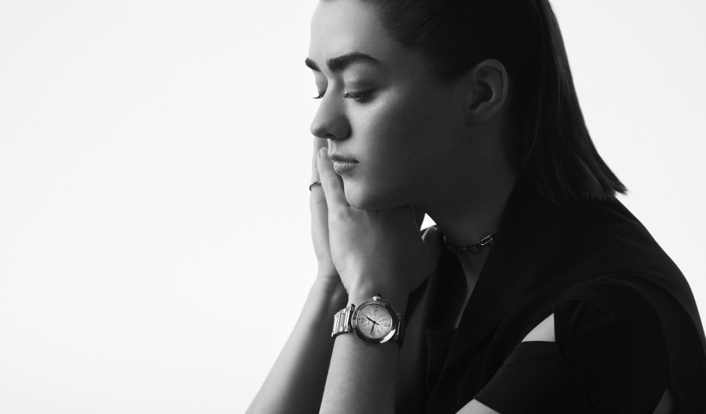 Молодая актриса  Мэйси Уильямс на белом фоне