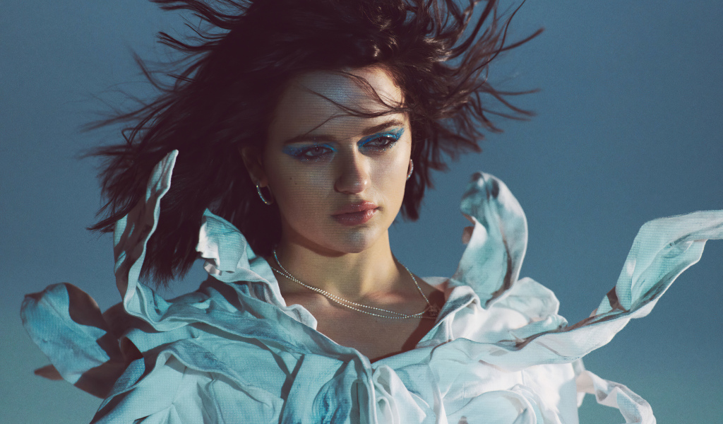 Молодая девушка актриса Джоуи Кинг на сером фоне