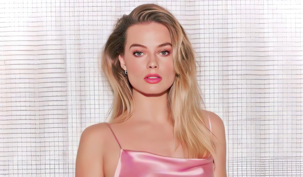 Молодая эффектная блондинка, актриса Марго Робби у стены