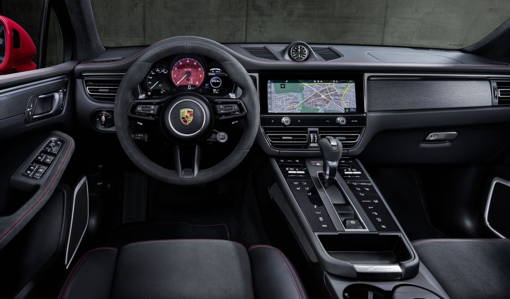 Черный салон автомобиля Porsche Macan GTS 2021 года 