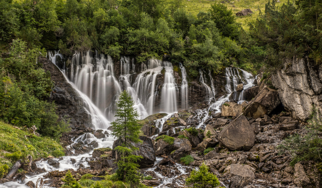 Водопад стекает по камням, Швейцария 