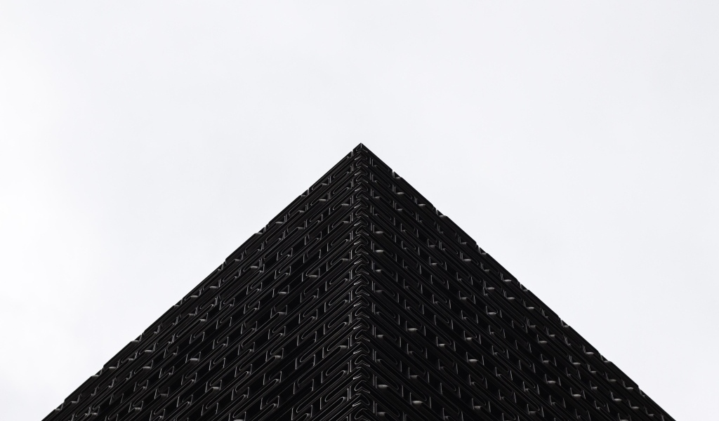 Черная 3д пирамида на белом фоне