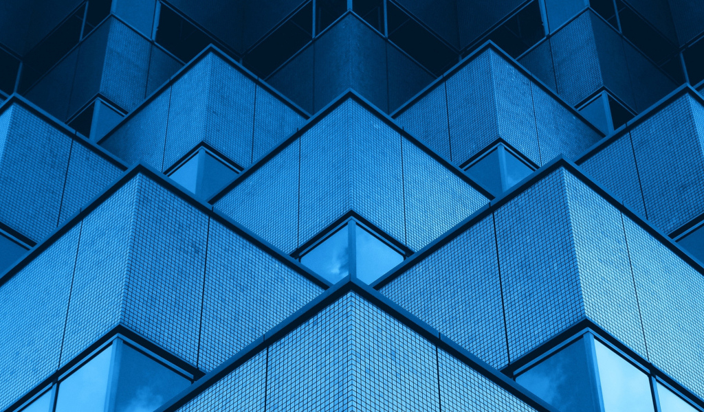 Голубые треугольники многоэтажного дома