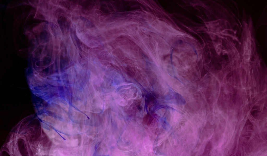 Розовый дым на черном фоне