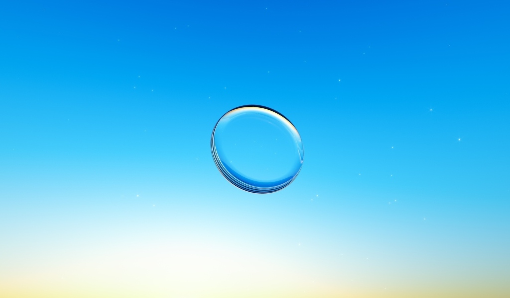 Капля воды на голубом фоне крупным планом