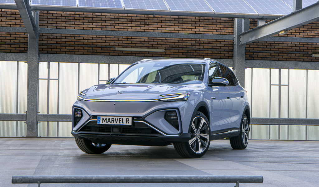 Серебристый автомобиль MG Marvel R 2023 года