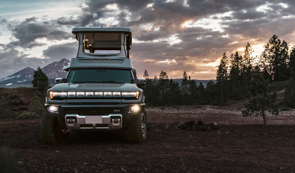 Автомобиль GMC HUMMER EV EarthCruiser 2024 года на фоне неба