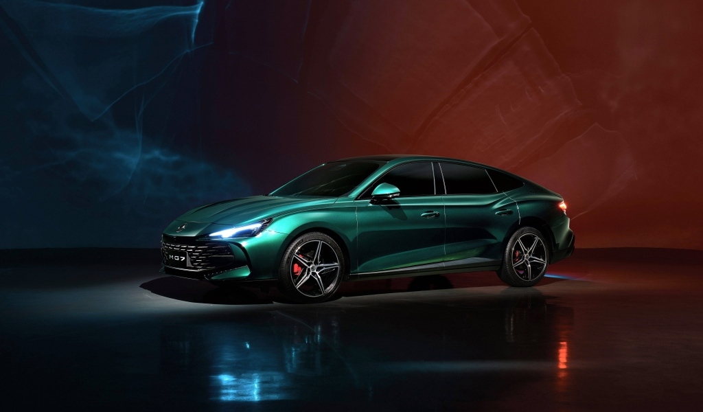 Большой зеленый автомобиль MG 7 Trophy