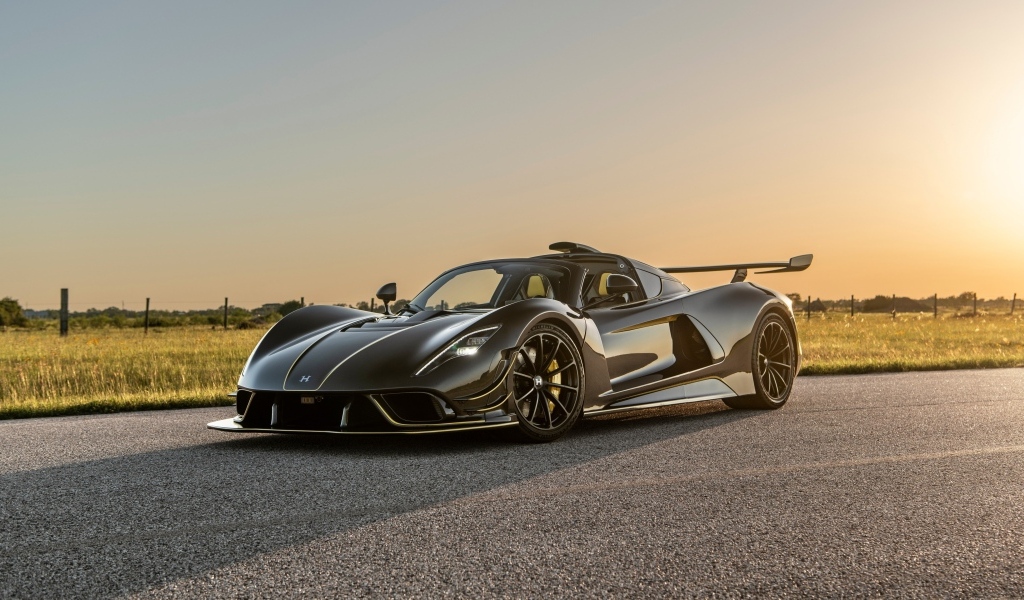 Черный спорткар Hennessey Venom F5 Revolution Roadster 2023 года