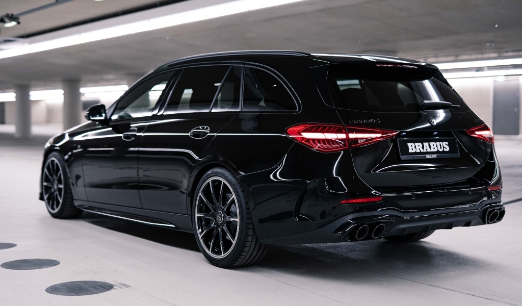 Черный Brabus D30 Estate вид сзади