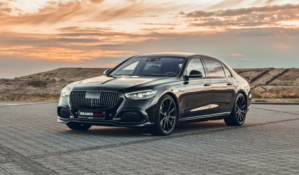 Автомобиль Brabus 850 2023 года на фоне заката