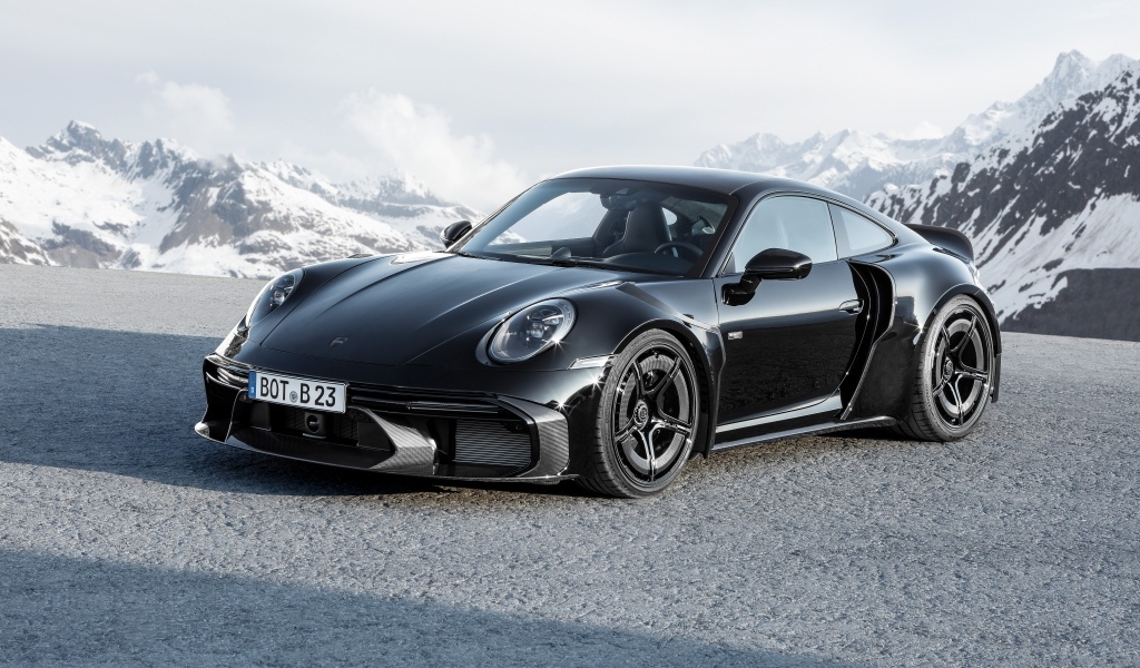 Автомобиль  Brabus 900 Rocket R в горах