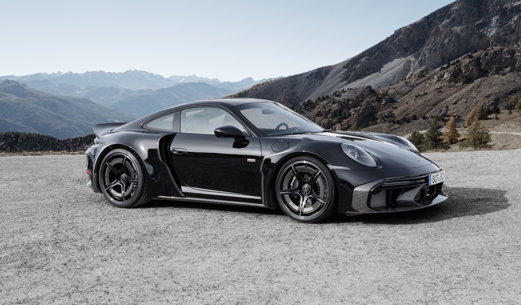 Дорогой черный автомобиль  Brabus 900 Rocket R