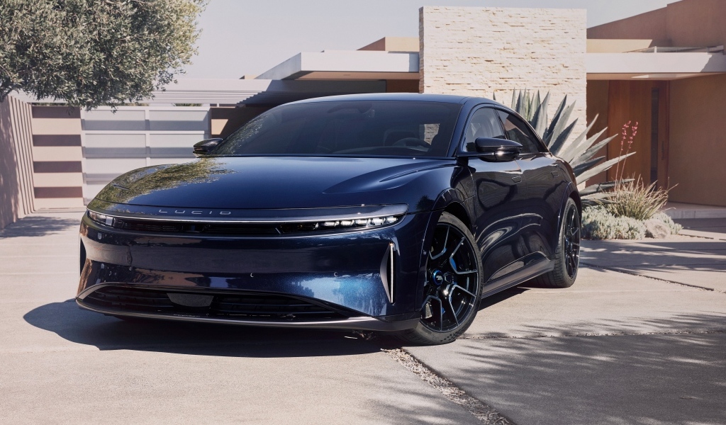 Дорогой автомобиль Lucid Air Sapphire 2023 года