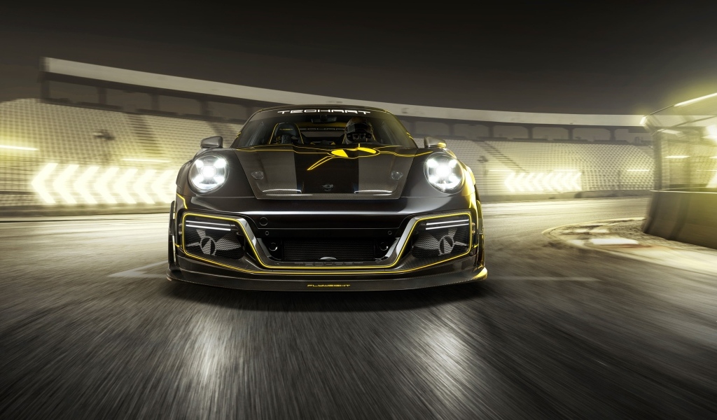 Быстрый автомобиль TechArt GTstreet R Flyweight 2023 года на трассе