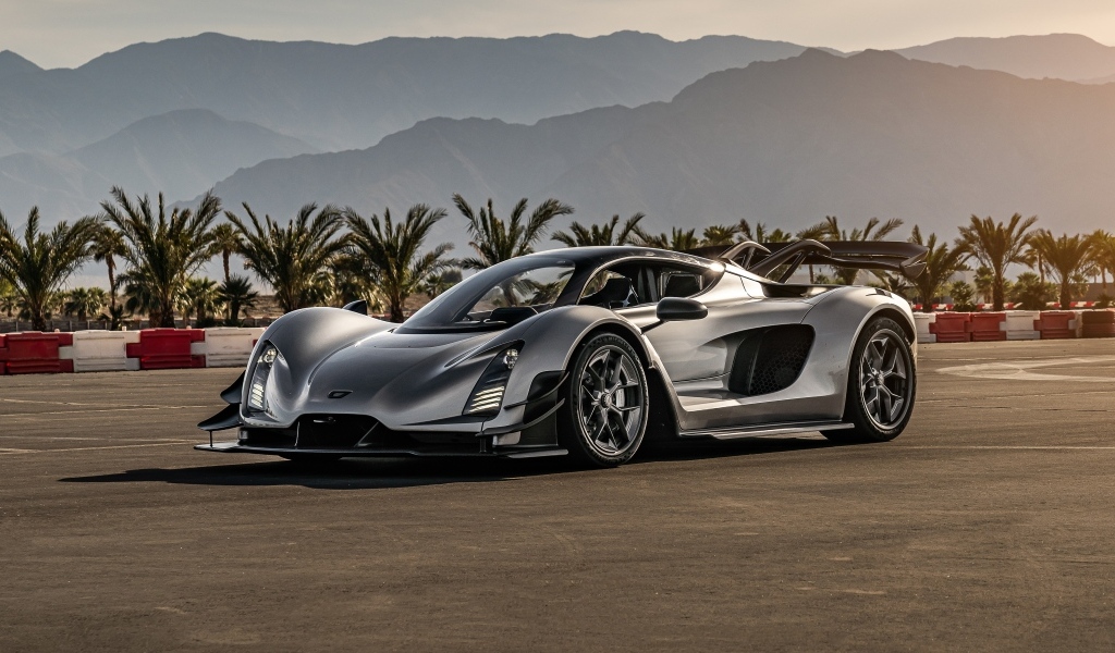 Быстрый автомобиль Czinger 21C на фоне пальм