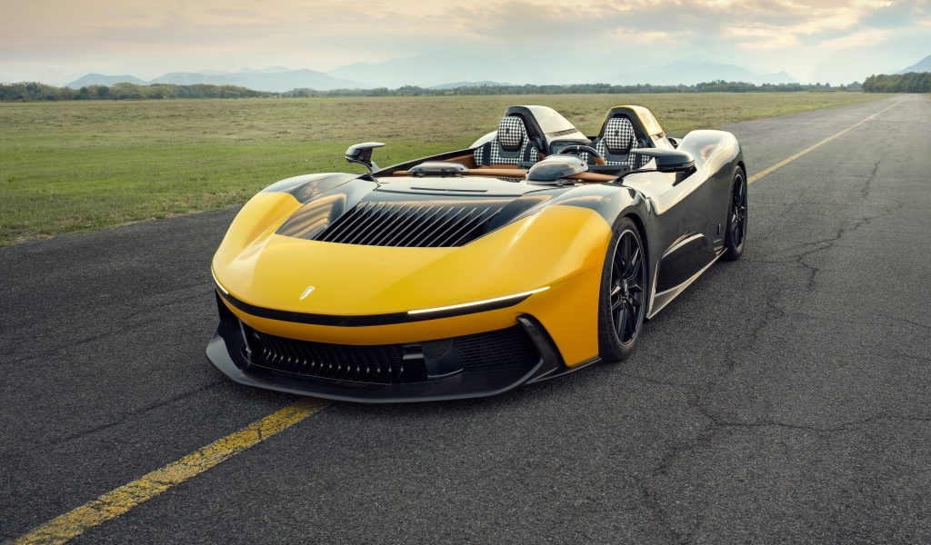 Быстрый дорогой автомобиль Pininfarina B95 Prototipo 2023 года на дороге