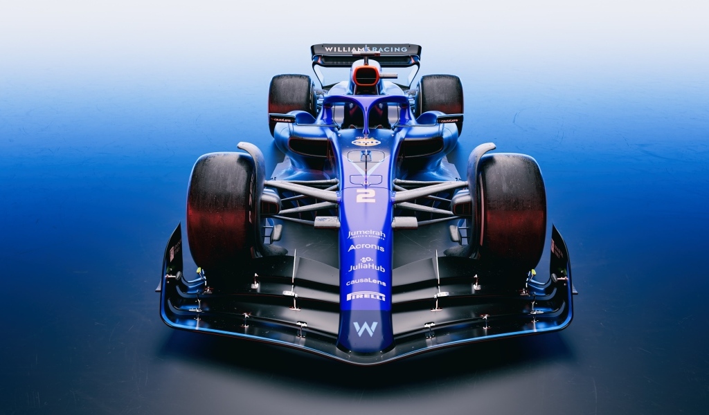 Вид спереди на гоночный автомобиль Williams Racing FW45
