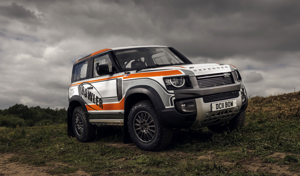 Большой внедорожник  Defender Challenge Car 2022 года на фоне грозового неба 