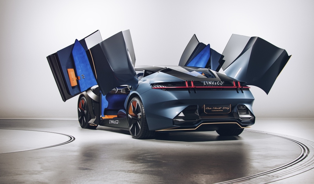 Спортивный автомобиль Lynk & Co с открытыми дверями