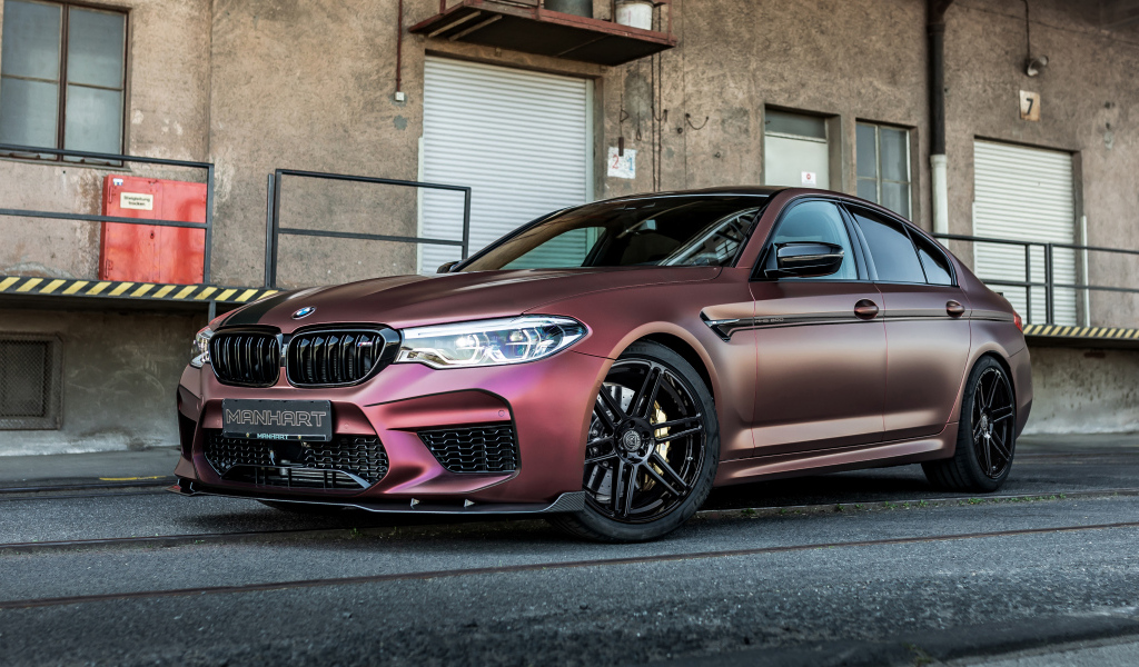 Автомобиль Manhart MH5 800 у дома 